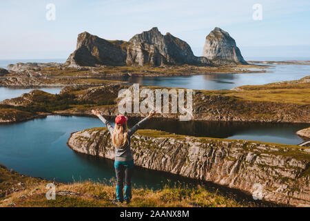 Donna traveler mani alzate godendo di vista sulle Isole di avventura di viaggio vacanze uno stile di vita sano successo motivazione Helgeland paesaggio in Norvegia Foto Stock