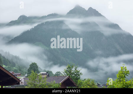 Bassa mattina nubi e haze floating nelle valli delle montagne intorno a Fusch an der Grossglocknerstrasse Foto Stock