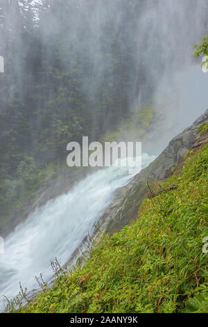 Vista laterale del le cascate Krimml dalla Regen Kanzel sul percorso verso la parte superiore della cascata Foto Stock