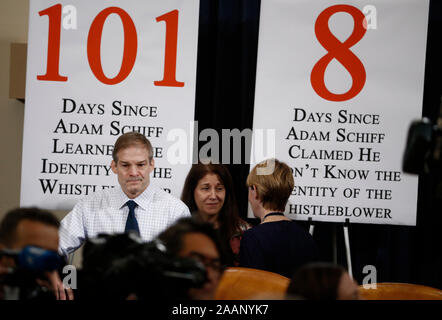 Washington, DC, Stati Uniti d'America. Xxi Nov, 2019. Rappresentante degli Stati Uniti Jim Jordan (repubblicano di Ohio), sinistra, arriva per una casa noi comitato di Intelligence impeachment inchiesta audizione in Washington, DC, Stati Uniti, giovedì, nov. 21, 2019. Il comitato ha sentito da nove testimoni in audizioni aperte questa settimana in impeachment inchiesta in noi Presidente Trump.Credit: Andrew Harrer/Piscina via CNP | Utilizzo di credito in tutto il mondo: dpa/Alamy Live News Foto Stock