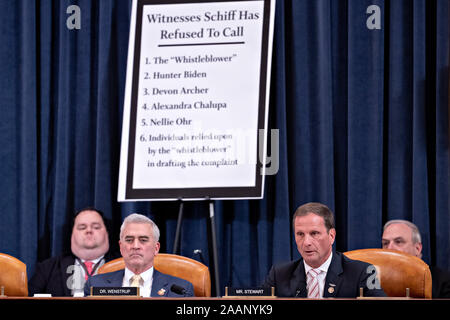 Washington, DC, Stati Uniti d'America. Xxi Nov, 2019. Rappresentante degli Stati Uniti Chris Stewart (Repubblicano dello Utah), destra parla come rappresentante statunitense Brad Wenstrup (repubblicano di Ohio), ascolta durante una casa noi comitato di Intelligence impeachment inchiesta audizione in Washington, DC, Stati Uniti, giovedì, nov. 21, 2019. Il comitato ha sentito da nove testimoni in audizioni aperte questa settimana in impeachment inchiesta in noi Presidente Trump.Credit: Andrew Harrer/Piscina via CNP | Utilizzo di credito in tutto il mondo: dpa/Alamy Live News Foto Stock