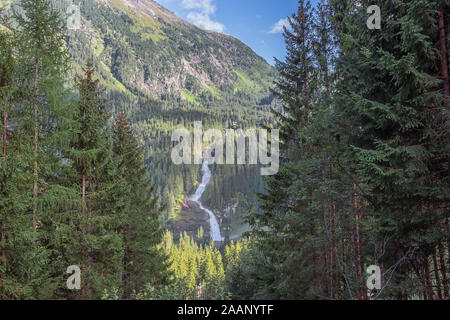 Guardando attraverso una apertura nella foresta presso le cascate di Krimmler, visto di Gerlos Pass Foto Stock