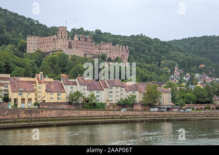 Il castello di Heidelberg e il Neckar visto da un ponte sul fiume Foto Stock