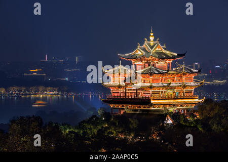 Vista notturna illuminata di Cheng Huang Ge, noto anche come città Dio Pavillion, Hangzhou, Cina Foto Stock