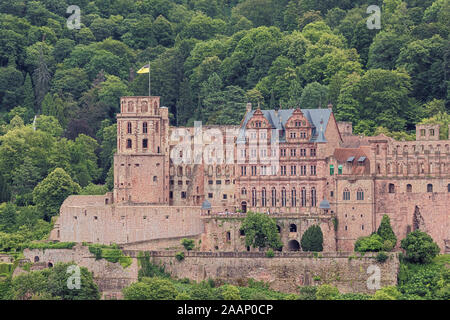 Guardando oltre il fiume Neckar presso il castello di Heidelberg visto dalla Philosoph il percorso Foto Stock