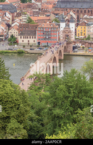 Editoriale: HEIDELBERG, BADEN-WURTTEMBERG, Germania, 17 agosto 2019 - In piedi sopra il vecchio ponte sul fiume Neckar in Heidelberg visto dalla Philoso Foto Stock