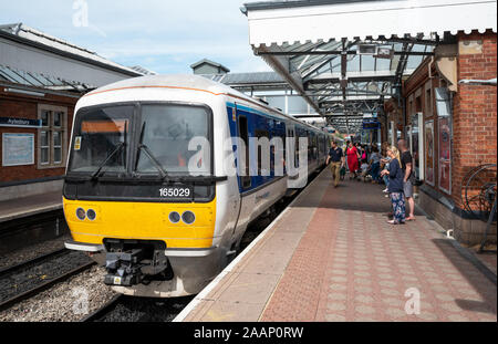 Passeggeri a Aylesbury stazione ferroviaria circa a bordo di una Chiltern Railways treno per London Marylebone. Dal 1996 Chiltern Railways ha azionato la linea franchising. Arriva treni del Regno Unito possiede Chiltern Railways. Questi treni sono attualmente previste per partono ogni 30 minuti e impiegano circa 57 minuti di viaggio di 38 miglia (61km) fino a Marylebone via Amersham durante il normale orario ore. Questo carrello 3 165/0 classe DMU 165029 è stato costruito da BREL York tra 1990 e 1992. Aylesbury Station dispone di 3 piattaforme e molte modifiche sono state introdotte dopo la prima stazione fu costruita nel 1863. Foto Stock