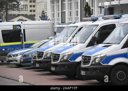 Binz, Germania. 23 Nov, 2019. Nella parte anteriore del Strandhotel Arkona ci sono veicoli della polizia. Lo stesso giorno, una dimostrazione è stata trattenuta contro la riunione del diritto-ala ala nazionale dell'Alternativa per la Germania Party (AFD) alla conferenza Arkona hotel sul lungomare del Mar Baltico località balneare. Credito: Stefan Sauer/dpa/Alamy Live News Foto Stock