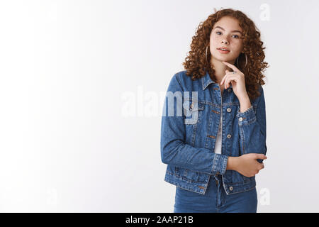 Curiosi interessati affascinante studentessa curly-dai capelli ragazza di zenzero lentiggini brufoli ascoltare conferenza permanente incentrata incuriosito aprire bocca toccare il collo Foto Stock