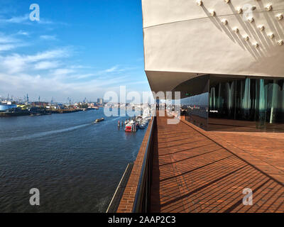 Visita a piedi della città attraverso Amburgo in Germania al fiume Elba-qui vista aerea dal famoso music hall Elbphilharmonie Foto Stock