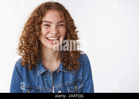 Carefree felice ridendo giovani 20s redhead Ragazza capelli ricci lentiggini brufoli esprimendo felicità gioia sogghignando sorridente ampiamente soddisfatti, godetevi Foto Stock