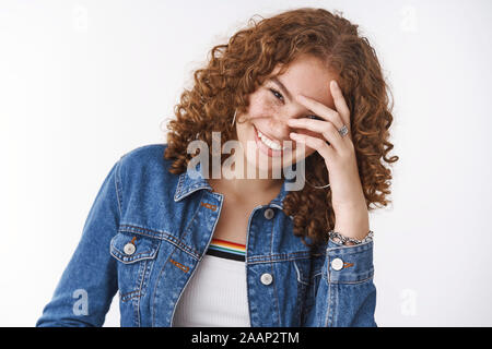 Close-up positivo gioioso sorridente attraente redhead giovane donna con lentiggini brufoli testa tiltante ridere spensierato arrossendo nascondere volto grinning sentire Foto Stock