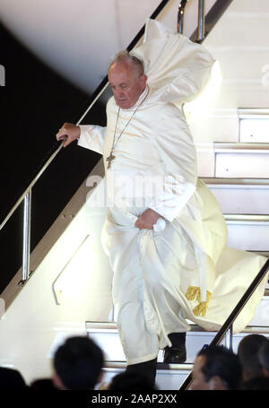 Tokyo, Giappone. 23 Nov, 2019. Papa Francesco arriva a Tokyo International airport su un quattro giorni di visita in Giappone su Sabato, 23 novembre 2019. Papa Francesco si recherà in visita in Nagasaki e Hiroshima per chiamare per l'eliminazione delle armi nucleari. Credito: Yoshio Tsunoda/AFLO/Alamy Live News Foto Stock