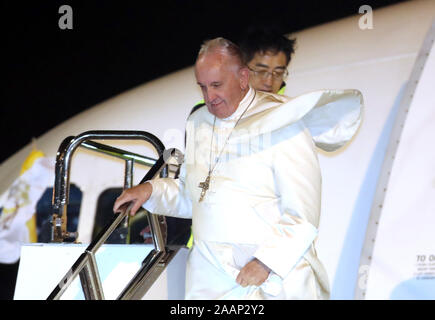 Tokyo, Giappone. 23 Nov, 2019. Papa Francesco arriva a Tokyo International airport su un quattro giorni di visita in Giappone su Sabato, 23 novembre 2019. Papa Francesco si recherà in visita in Nagasaki e Hiroshima per chiamare per l'eliminazione delle armi nucleari. Credito: Yoshio Tsunoda/AFLO/Alamy Live News Foto Stock