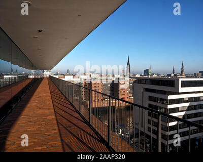 Visita a piedi della città attraverso Amburgo in Germania al fiume Elba-qui vista aerea dal famoso music hall Elbphilharmonie Foto Stock