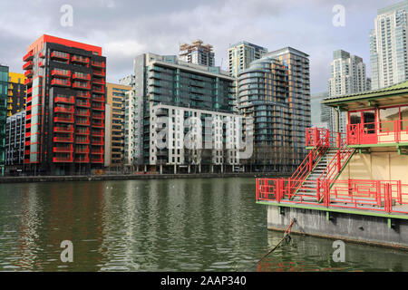 Vista del Millwall Inner Dock, Canary Wharf, Isle of Dogs, London City, England, Regno Unito Foto Stock