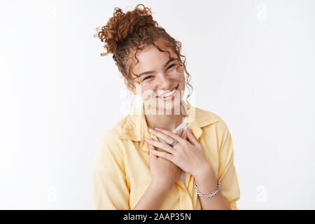 Carino affascinante gara zenzero europea una studentessa ricci disordinati bun haircut lentiggini ridevano allegramente sorridendo arrossendo premere palms petto toccato sentire Foto Stock