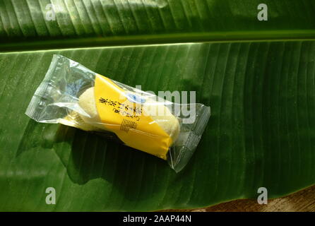 Bangkok Thailandia Novembre 23, 2019 : pan di spagna farciti di crema di banana chiamato Tokyo sulla banana leaf fovatite souvenir dal Giappone Foto Stock