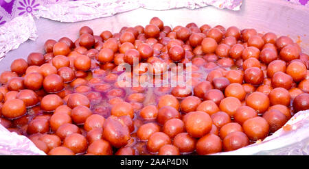 Gulab Jamun è un latte-solido a base di dolci indiano realizzato in festival o festa di nozze Foto Stock