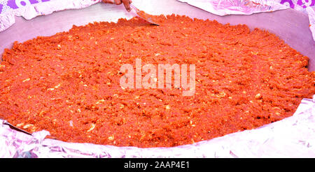 Gajar Halwa è una carota-basato dessert pudding dall India. Guarnita con frutta secca in matrimonio indiano Foto Stock