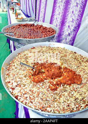 Gajar Halwa è una carota-basato dessert pudding dall India. Guarnita con frutta secca in matrimonio indiano Foto Stock