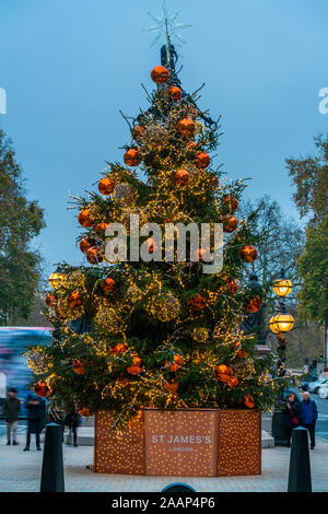 Londra - 21 novembre 2019: albero di Natale a Waterloo Place di fronte al Sofitel Hotel St James è decorato in oro e bronzo schema colore. Foto Stock