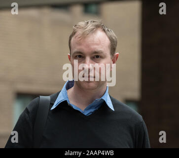 Southwark Crown Court di Londra, Regno Unito. 1 Giugno 2015. Tom Hayes, un ex UBS e Citigroup trader, foglie Southwark Crown Court dopo eventi drammatici Foto Stock