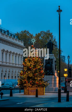 Londra - 21 novembre 2019: albero di Natale a Waterloo Place di fronte al Sofitel Hotel St James è decorato in oro e bronzo schema colore. Foto Stock