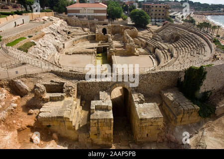 Una vista panoramica dell'antico anfiteatro romano nella città di Tarragona, Spagna Foto Stock