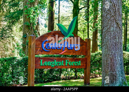 Warminster, Wiltshire / UK - 23 agosto 2019: ingresso SIGN di Center Parcs La Foresta di Longleat nel Wiltshire, Regno Unito Foto Stock