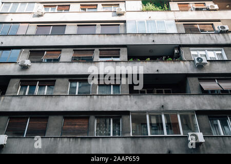 Appartamento vecchia facciata di edificio a Belgrado in Serbia Foto Stock