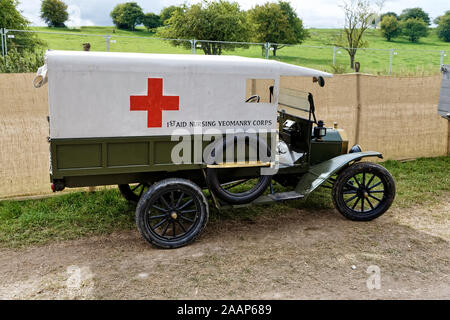 Un ri-creato Ford Modello T ambulanza che è stata utilizzata dall'esercito britannico di primo soccorso Nursing Yeomanry Corps in WW1 presso il grande Dorset vapore Fair 2015 Foto Stock