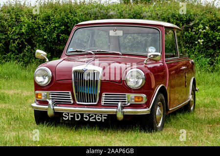 Selwood,Wiltshire / UK - 26 Maggio 2019:A Riley Elf Mk III, SFD 526F, immatricolato per la prima volta nel 1968, raffigurato all'Selwood veicolo Vintage & vapore Fair 2019 Foto Stock