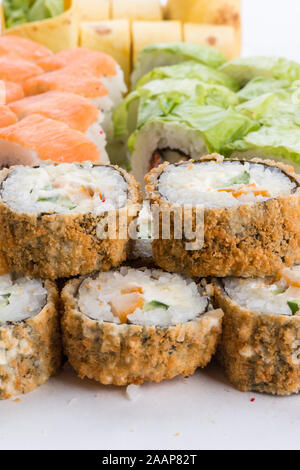 Il cibo giapponese, ristorante sushi gunkan maki roll piatto o vassoio impostato. Set di Sushi e composizione Foto Stock