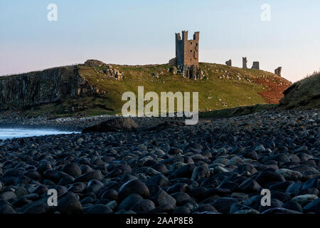 Dunstanburgh Castle & rocce Foto Stock