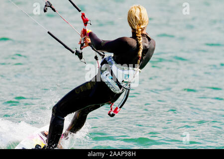 Sport estivi - Kitesurf sul lago Foto Stock