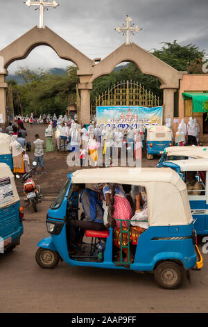 Etiopia, Gamo-Gofa, Arba Minch, St Gebriel Chiesa Ortodossa, adoratori che arrivano da Bajaj tuk-tuk Foto Stock