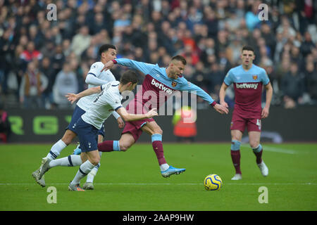 Lo stadio di Londra, 23 novembre 2019.Andriy Yarmolenko del West Ham Utd scontri con Ben Davies del Tottenham Hotspur durante il West Ham vs Tottenham Hotspur Premier League match al London Stadium 23 Novembre 2019 - solo uso editoriale nessun uso non autorizzato di audio, video, dati, calendari (al di fuori dell'UE), club/campionato loghi o 'live' servizi. Online in corrispondenza uso limitato a 45 immagini (+15 in tempo extra). Non utilizzare per emulare le immagini in movimento. Nessun uso in scommesse, giochi o un singolo giocatore/club/league pubblicazioni/servizi- Credito: Martin Dalton/Alamy Live News Foto Stock