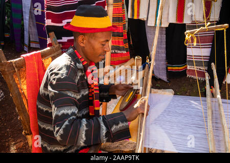 Etiopia, Rift Valley, Gamo Gofo Omo, Arba Minch, Dorze village, uomo tessitura stoffa sul telaio Foto Stock