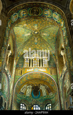 Ravenna, Italia 29 luglio 2019: arco trionfale mosaici di Gesù Cristo e gli Apostoli nella Basilica di San Vitale Foto Stock