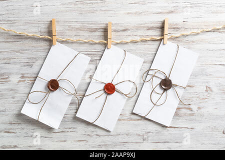 White classic buste appeso alla corda di spago Foto Stock