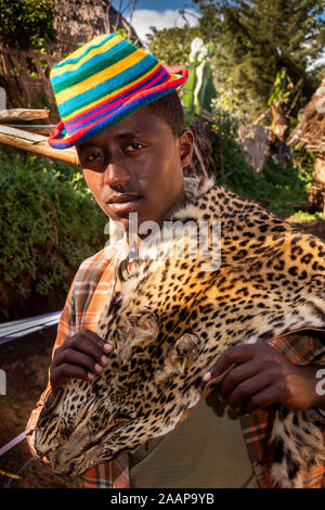 Etiopia, Rift Valley, Gamo Gofo Omo, Arba Minch, Dorze village, uomo che indossa a pelle di leopardo Foto Stock