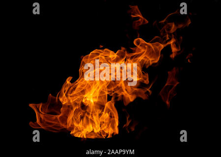 Fiamma isolata su uno sfondo nero Foto Stock