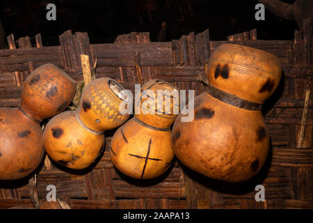 Etiopia, Rift Valley, Gamo Gofo Omo, Arba Minch, Dorze village, calabashes utilizzato per deposito masserizie Foto Stock