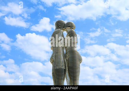 Ali e Nino, il movimento e che passa attraverso ogni altre statue di acciaio di amanti a Batumi, Adjara Regione, Georgia Foto Stock