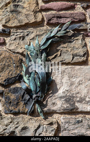 Bronze spray og Oak e alloro lascia la scultura fuori dal National War Memorial scozzese, Castello di Edimburgo Foto Stock