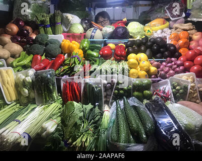 Pechino, Cina. 23 Nov, 2019. Un Cinese venditore vegetali attende i clienti in uno dei principali mercati alimentari a Pechino il Sabato, 23 novembre 2019. La Cina ha sollevato la sua stima della dimensione del suo rallentamento economico di circa il 2 percento a seguito di una nazionale censimento economico, nonostante l'economia cinese cresce a più lento dal 1992. Il rallentamento economico ha fatto male i consumatori come il costo della vita, specialmente il cibo, continua ad aumentare per nucleo familiare. Foto di Stefano rasoio/UPI Credito: UPI/Alamy Live News Foto Stock