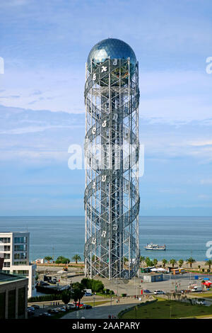 Torre alfabetici, 130 metri di un alto punto di riferimento sul Mar Nero a Riva simboleggia 33 lettere dell'alfabeto georgiano, Batumi città di Georgia Foto Stock