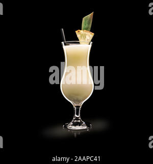 La Pina Colada - bevanda popolare su sfondo nero Foto Stock