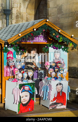 Il mio piccolo anatroccolo del mercato di vendita di stallo simpatico baby cappelli e vestiti del bambino a Winchester Mercatino di Natale, Winchester, Hampshire, Regno Unito nel mese di dicembre Foto Stock